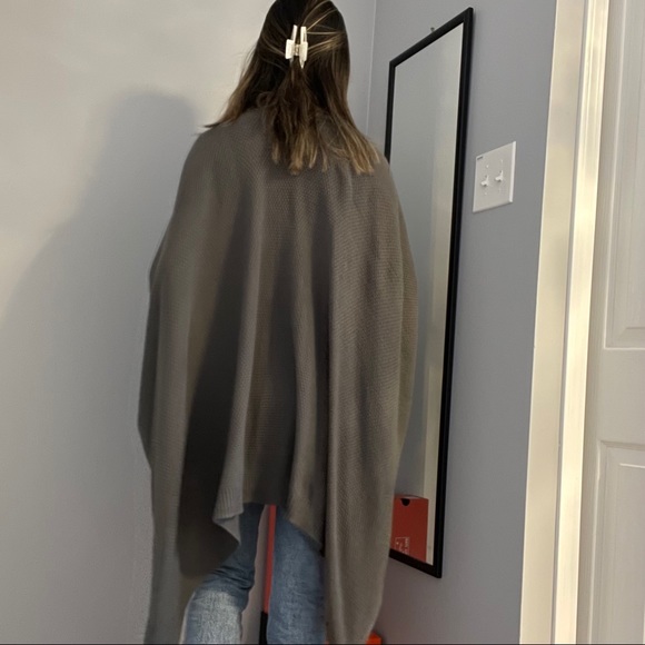 EUC VERLOOP TASSELED WRAP/SHAWL - Picture 5 of 7